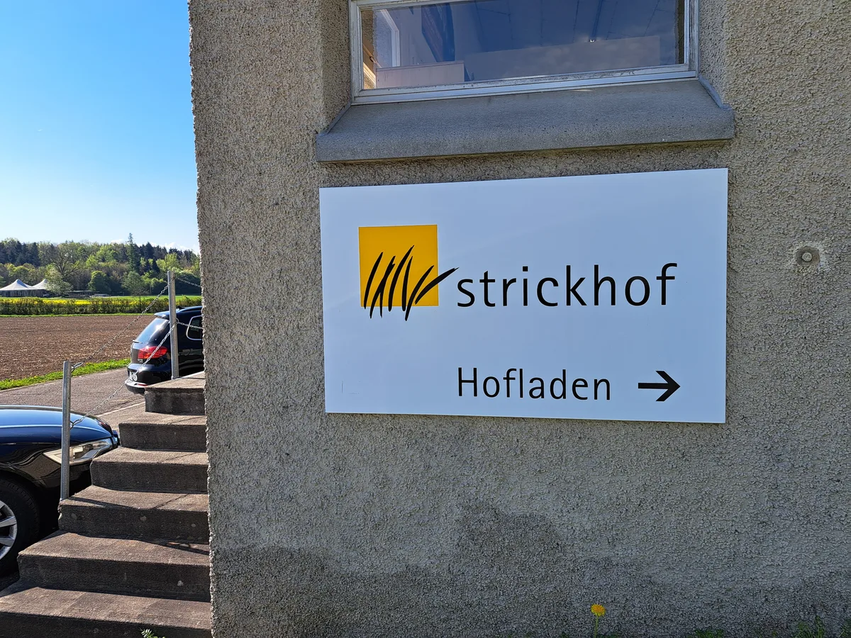 Mit der Schliessung der Gärtnerei Ende Jahr geht auch der Hofladen zu. Man sieht den Strickhof in Lindau.